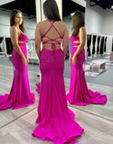 Robe de bal fourreau fuchsia à bretelles spaghetti, dos nu avec traîne balayée