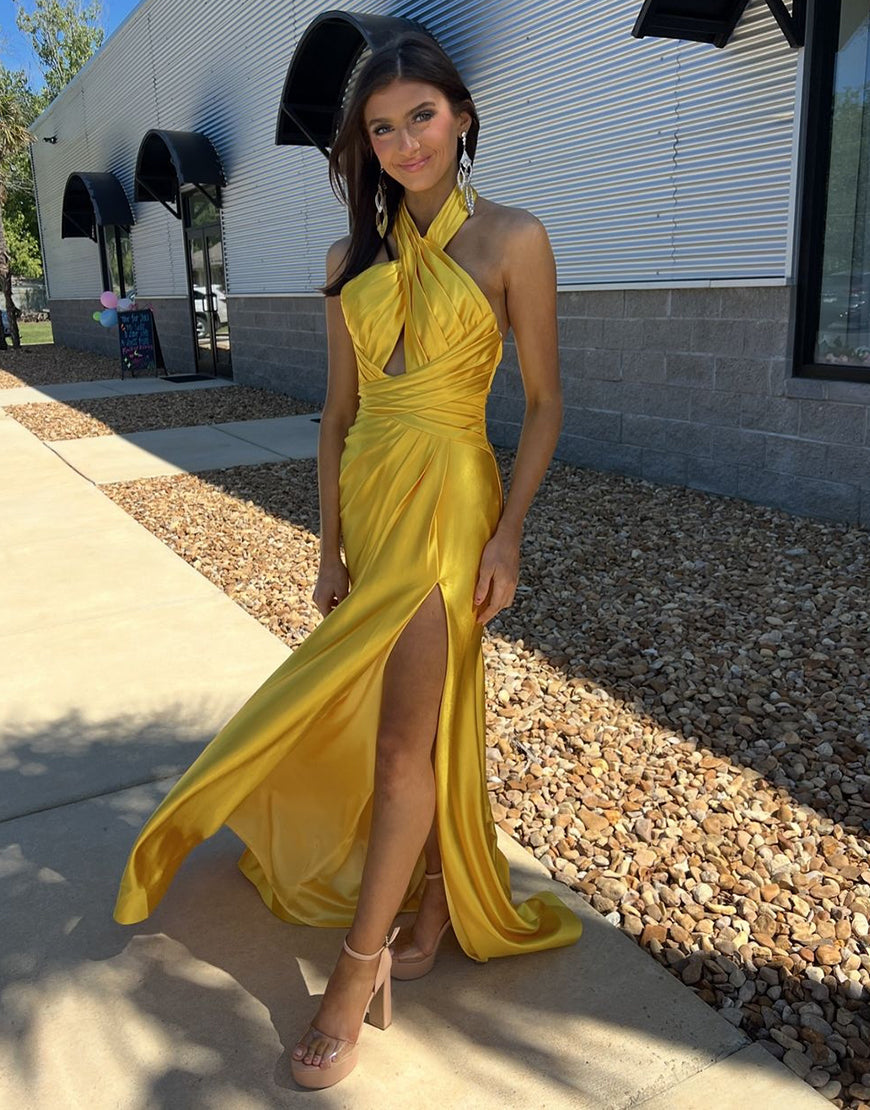 Robe de bal jaune en ligne avec décolleté halter et fente