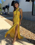 Robe de bal jaune en ligne avec décolleté halter et fente