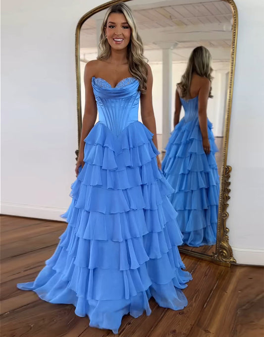 Robe de bal en A bleue sans manches avec col en cœur et volants en cascade