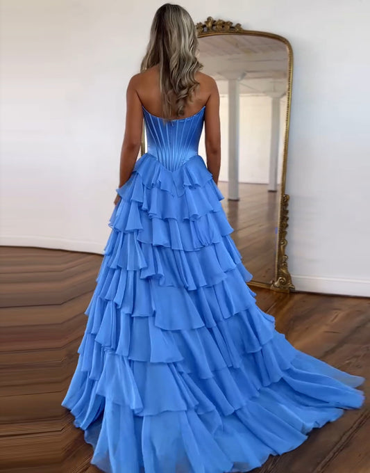 Robe de bal en A bleue sans manches avec col en cœur et volants en cascade