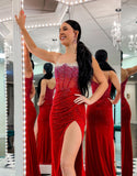 Robe de soirée promenade à fente spaghetti à manches rouges avec traîne balayée