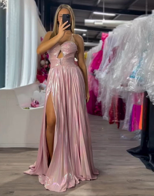 Robe de bal fuchsia à fines bretelles et traîne