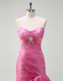 Robe de bal longue fuchsia à volants et décolleté en cœur avec fente