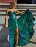 Robe de bal longue vert foncé à décolleté en cœur et coupe sirène avec fente