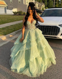 Robe de bal longue en tulle vert sauge à fines bretelles et à volants avec appliques