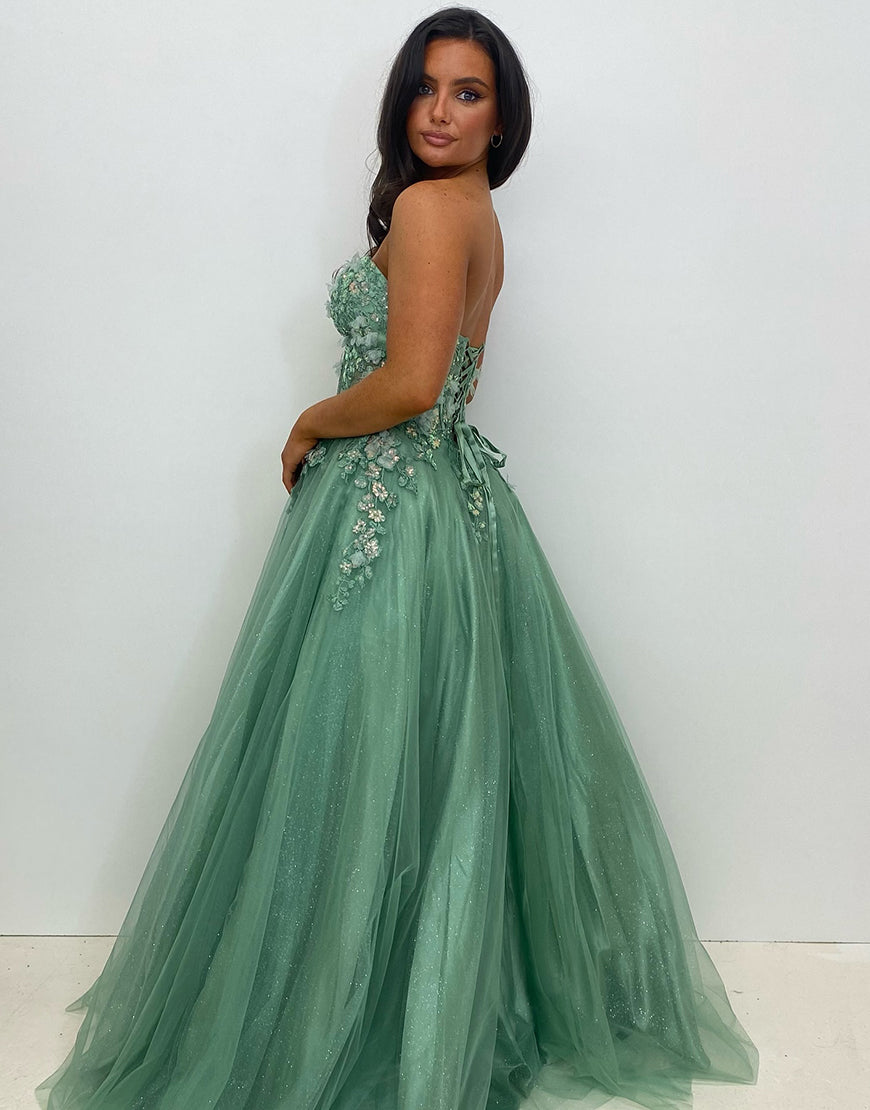 Robe de bal longue trapèze en tulle vert sauge avec décolleté en cœur et appliqués