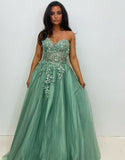 Robe de bal longue trapèze en tulle vert sauge avec décolleté en cœur et appliqués