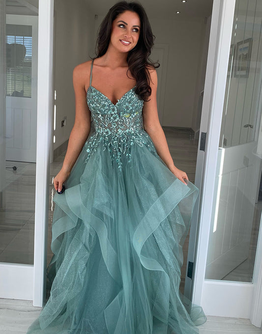 Robe de bal longue en tulle à fines bretelles et à volants gris-bleu avec appliques