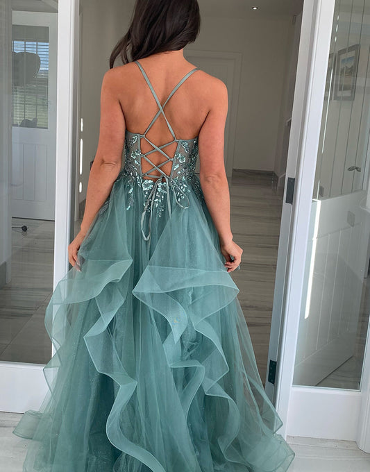 Robe de bal longue en tulle à fines bretelles et à volants gris-bleu avec appliques