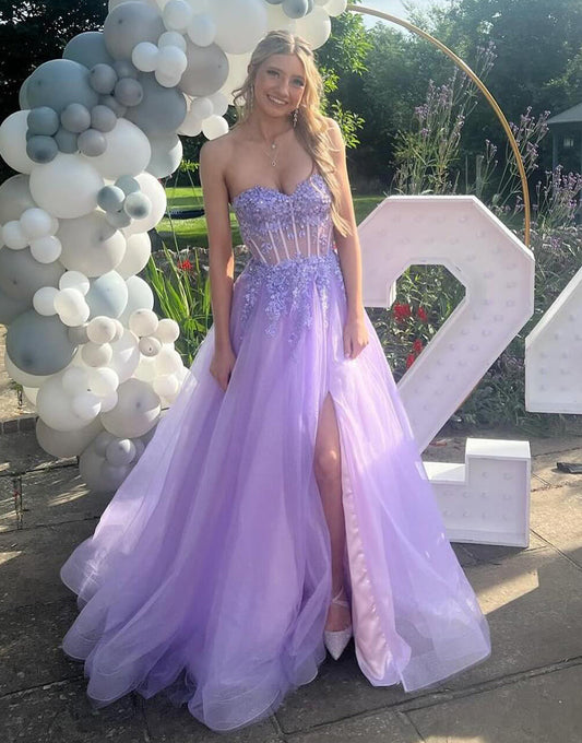 Robe de bal longue en tulle lilas à coupe trapèze et décolleté en cœur avec appliques