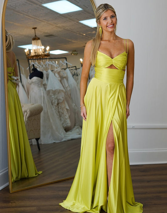 Robe de bal longue en satin jaune à bretelles spaghetti et fente
