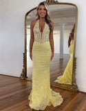 Robe de bal longue jaune à licou et dentelle avec appliques style sirène