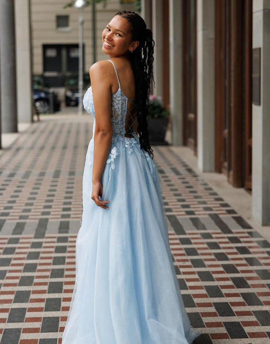 Robe de bal trapèze en tulle bleu clair à bretelles spaghetti et appliqués