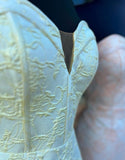 Robe de bal longue jaune à volants et décolleté en cœur avec appliques sirène
