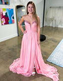 Robe de bal longue en mousseline de soie rose à coupe trapèze et décolleté en cœur avec fente