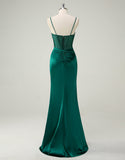 Robe de bal sirène vert foncé à volants et perles fines avec fente