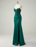 Robe de bal sirène vert foncé à volants et perles fines avec fente