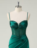 Robe de bal sirène vert foncé à volants et perles fines avec fente