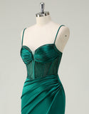Robe de bal sirène vert foncé à volants et perles fines avec fente