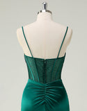 Robe de bal sirène vert foncé à volants et perles fines avec fente
