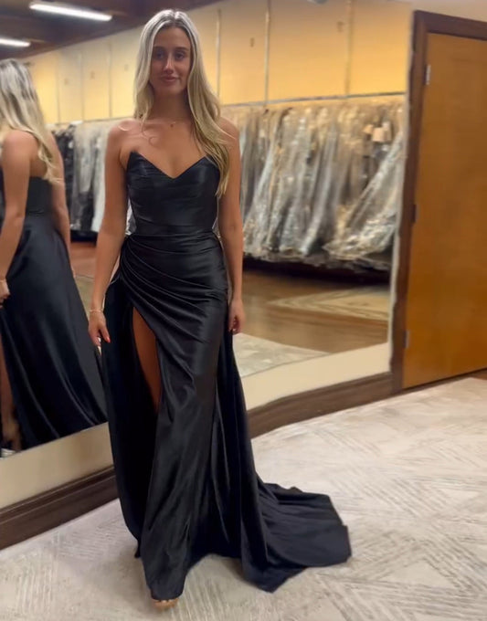 Robe de bal longue noire en satin froncé sans bretelles à col en V avec fente