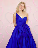 Robe de bal longue en satin bleu royal à une épaule et coupe trapèze avec nœud