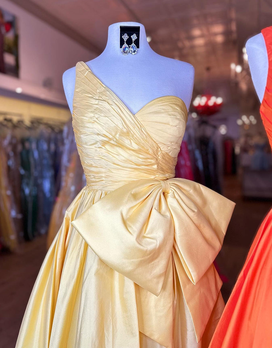 Robe de bal longue en satin bleu royal à une épaule et coupe trapèze avec nœud