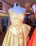 Robe de bal longue en satin bleu royal à une épaule et coupe trapèze avec nœud