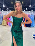 Robe de bal longue froncée sans bretelles style sirène vert foncé avec fente