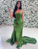 Robe de bal longue froncée sans bretelles style sirène vert foncé avec fente