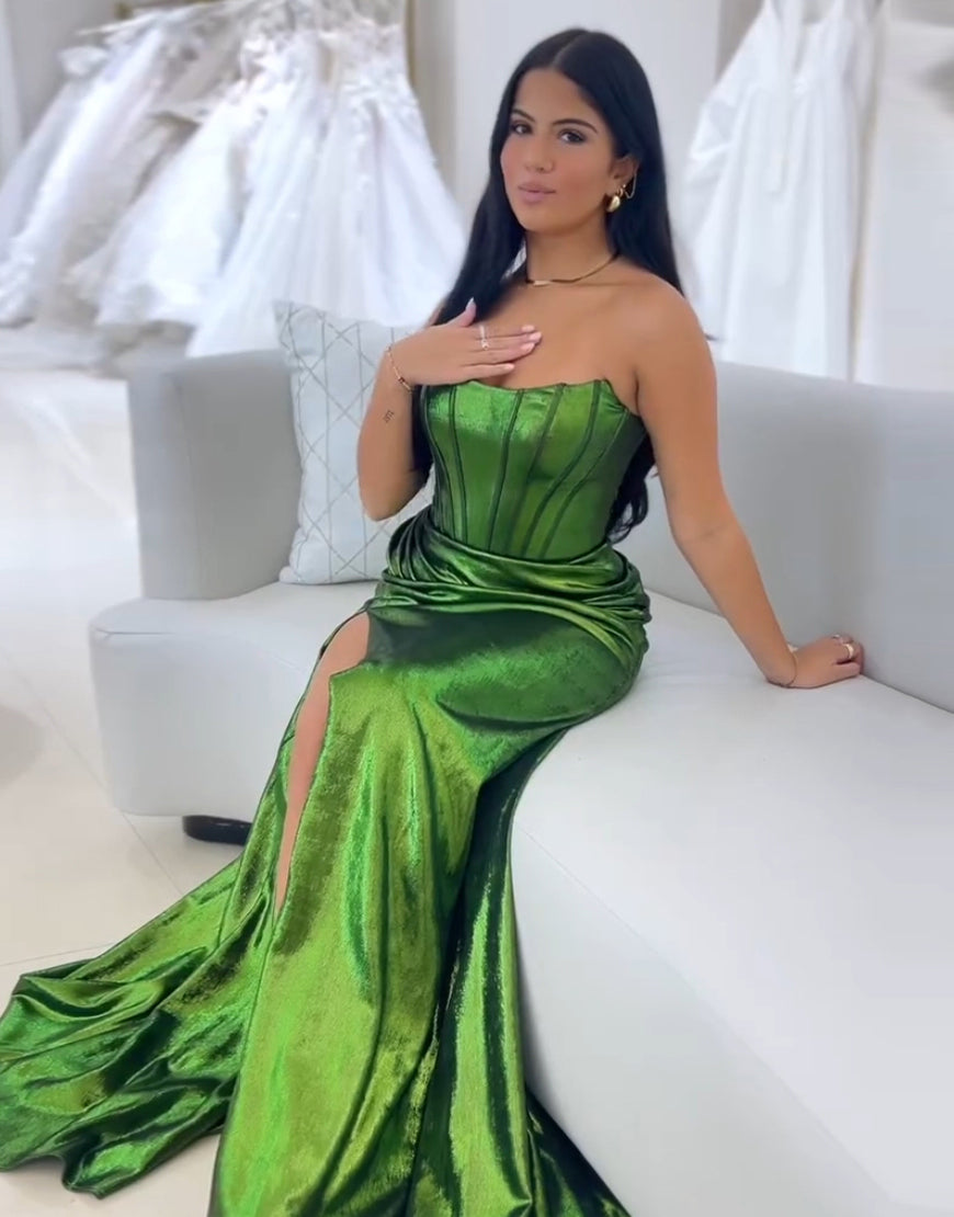 Robe de bal longue froncée sans bretelles style sirène vert foncé avec fente