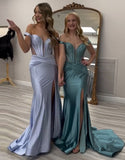 Robe de bal longue en satin vert gris à épaules dénudées et fente