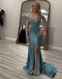 Robe de bal longue en satin vert gris à épaules dénudées et fente