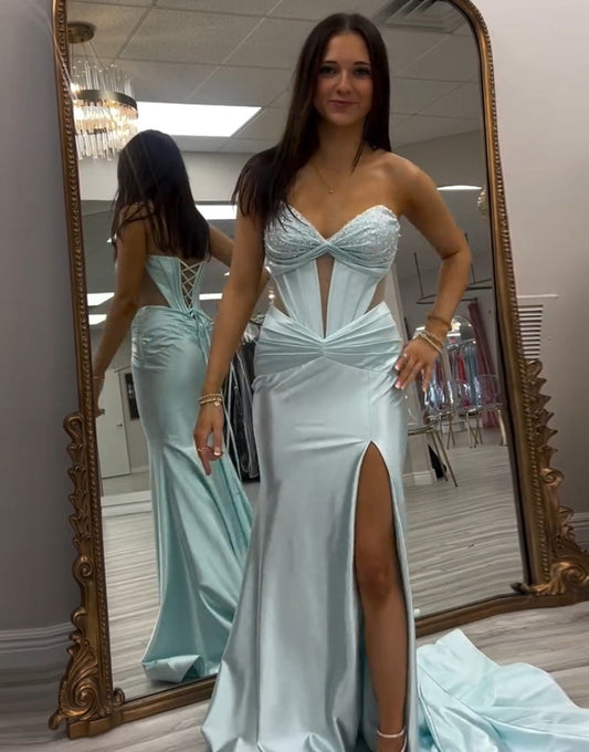 Robe de bal longue vert clair à décolleté en cœur et coupe sirène avec fente