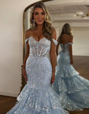 Robe de bal longue en tulle bleu clair à épaules dénudées et à volants