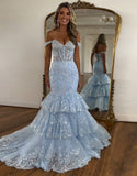 Robe de bal longue en tulle bleu clair à épaules dénudées et à volants
