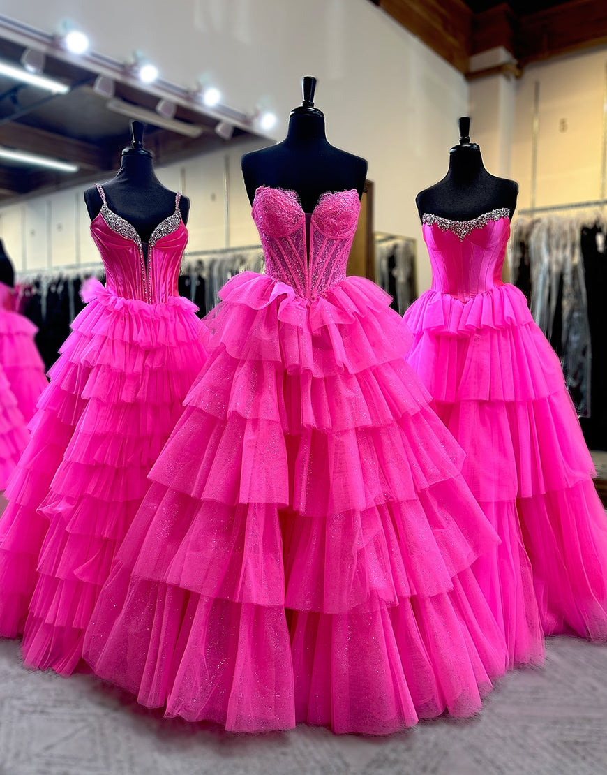 Robe de bal longue en tulle fuchsia à volants et décolleté en cœur