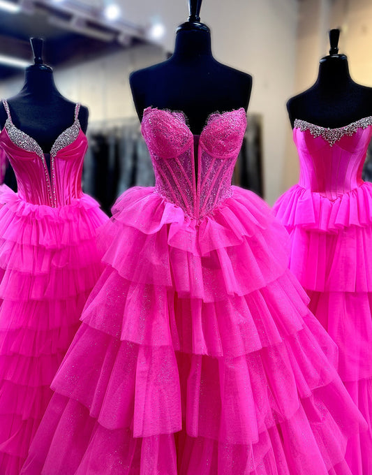 Robe de bal longue en tulle fuchsia à volants et décolleté en cœur
