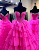 Robe de bal longue en tulle fuchsia à volants et décolleté en cœur