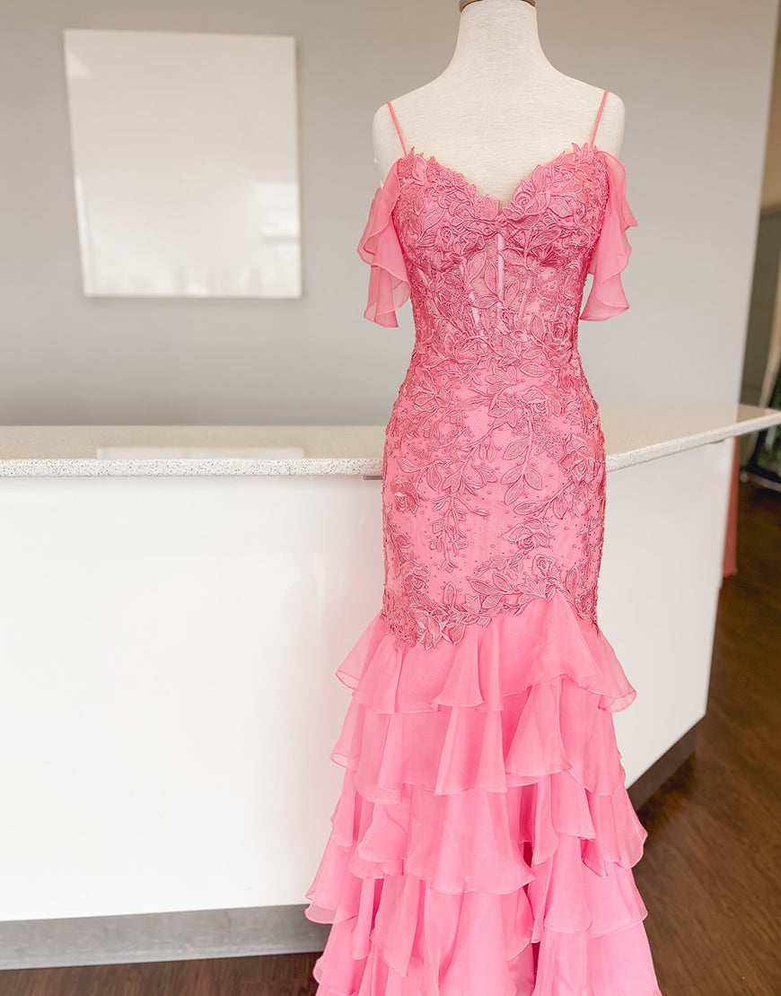 Robe de bal longue jaune à fines bretelles et à volants avec appliques et fente