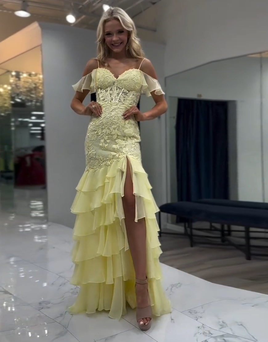 Robe de bal longue jaune à fines bretelles et à volants avec appliques et fente