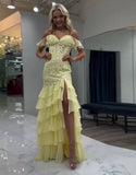 Robe de bal longue jaune à fines bretelles et à volants avec appliques et fente