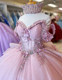 Robe de Quinceanera en tulle à épaules dénudées et traîne avec appliques et fleurs roses