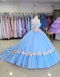 Robe de bal en tulle à épaules dénudées et appliques bleues