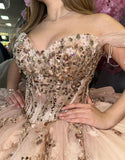 Robe de bal en tulle à paillettes et épaules dénudées couleur champagne