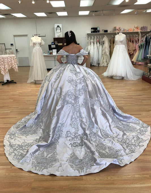 Robe de princesse Quinceanera argentée à épaules dénudées et paillettes appliquées en satin