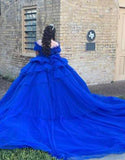 Robe de bal bleu royal en tulle à épaules dénudées
