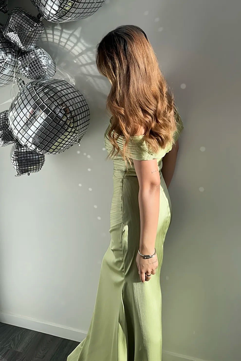 Robe Tapis Rouge Vert Satin Métallisé Épaules Dénudées