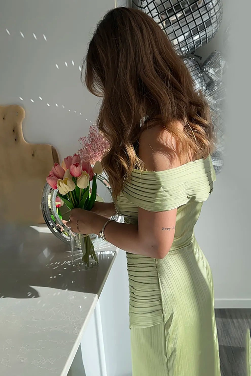 Robe Tapis Rouge Vert Satin Métallisé Épaules Dénudées